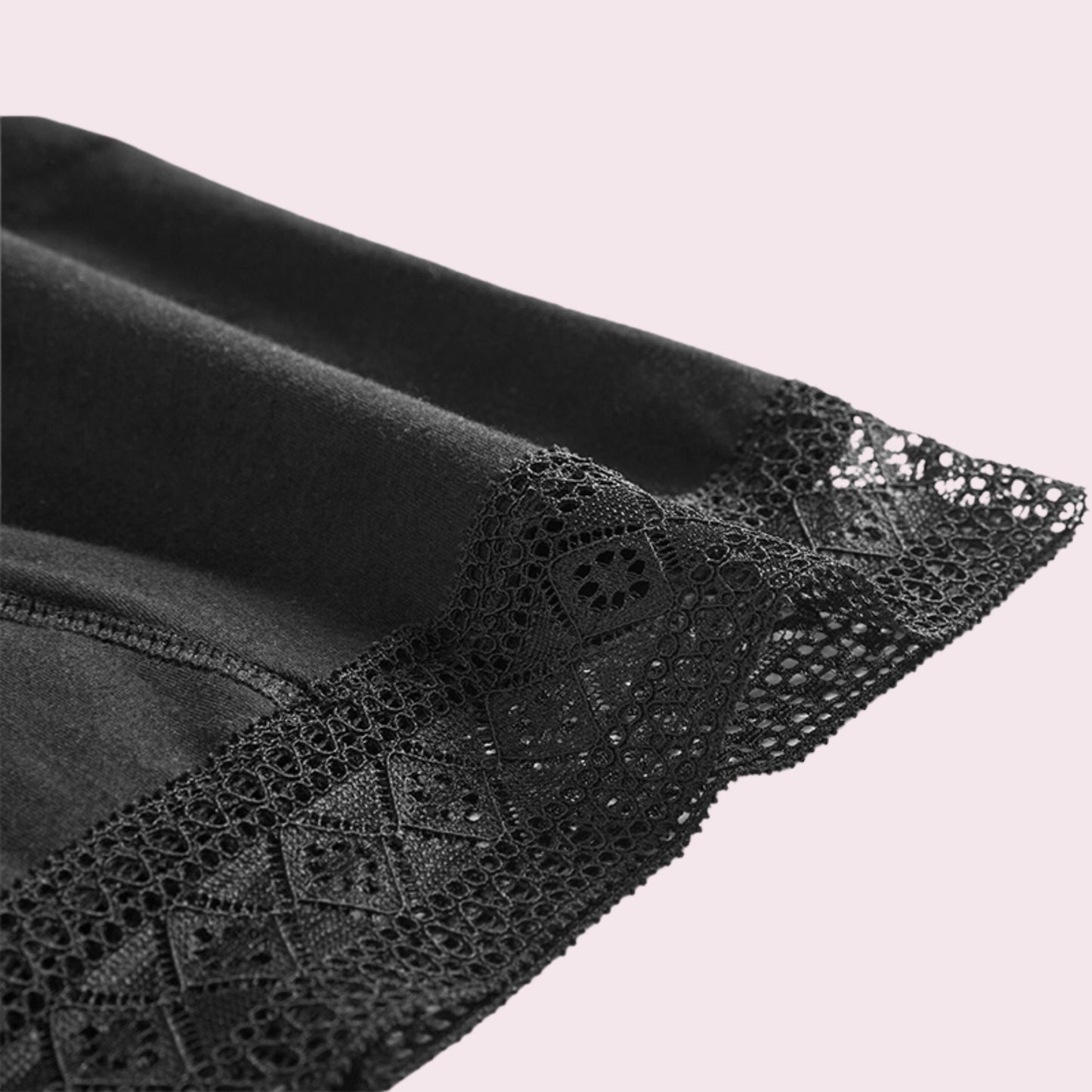 Vue zoom produit du boxer menstruel en coton et dentelle à la ceinture, couleur noire