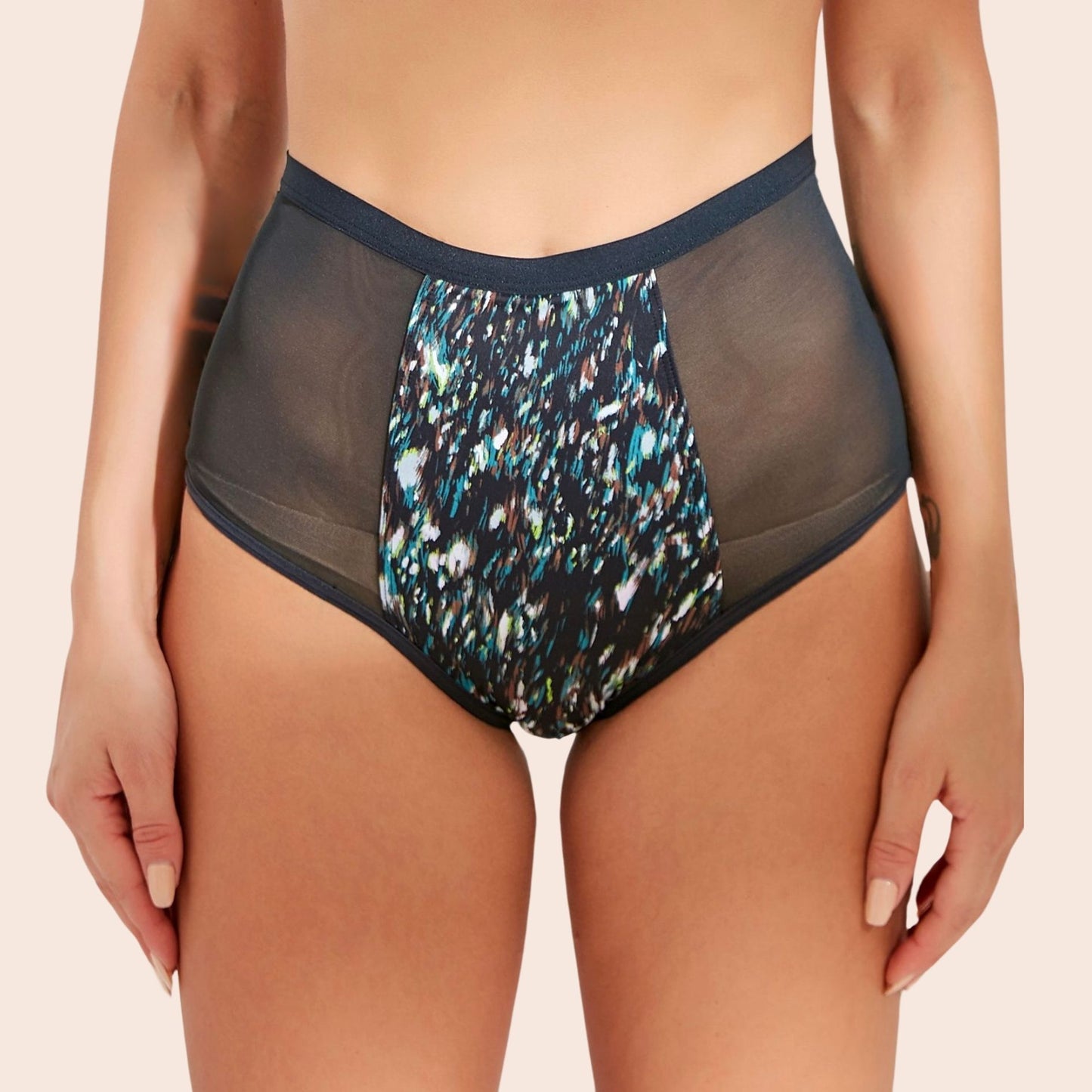 Vue avant de la culotte menstruelle taille haute treillis TabooPlus avec côtés en mesh, idéale pour flux abondant.