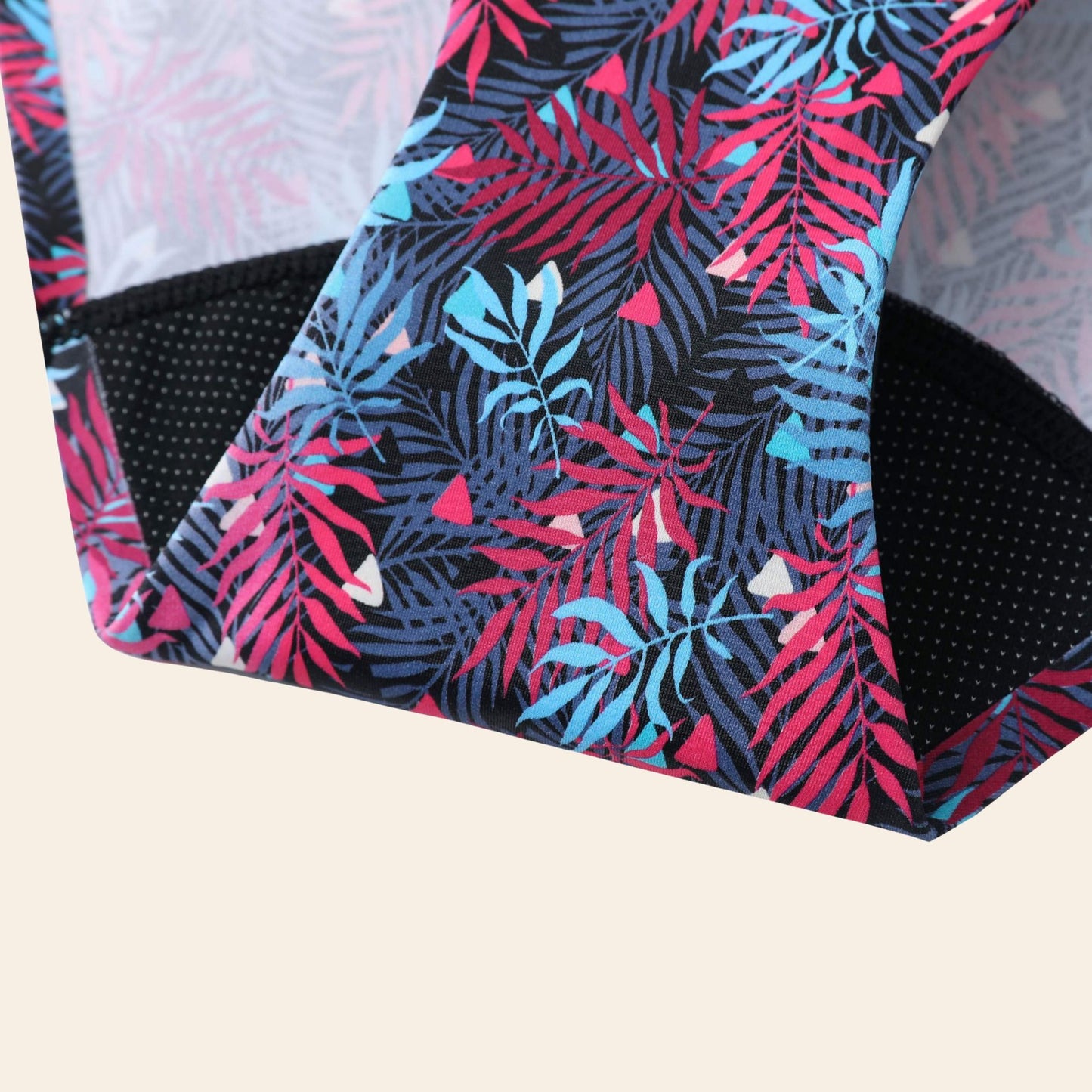 Gros plan matière "soie glacée" ultra-fraîche du maillot menstruel TabooPlus, couture invisible pour confort et discrétion.