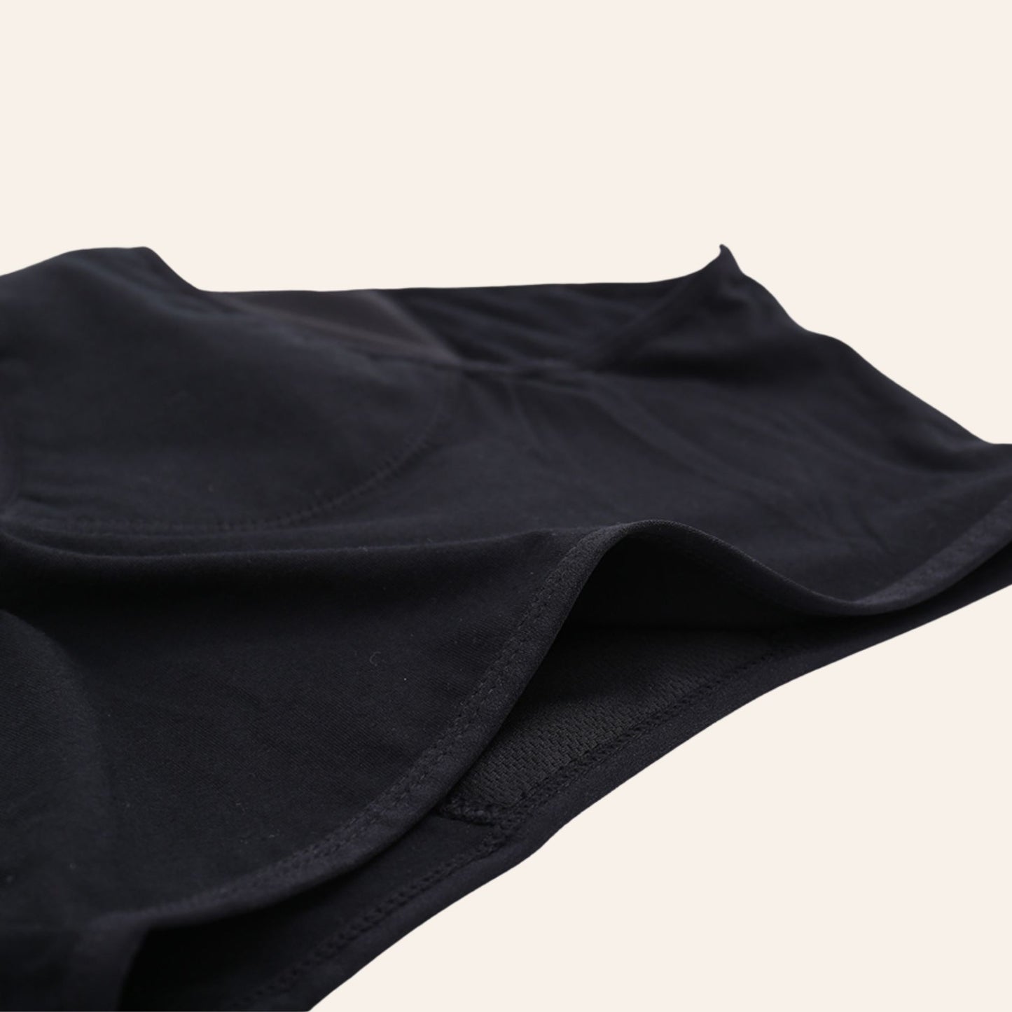 Gros plan sur le tissu doux et respirant du shorty menstruel TabooPlus en fibre de bambou, respectueux de la peau et de l'environnement.