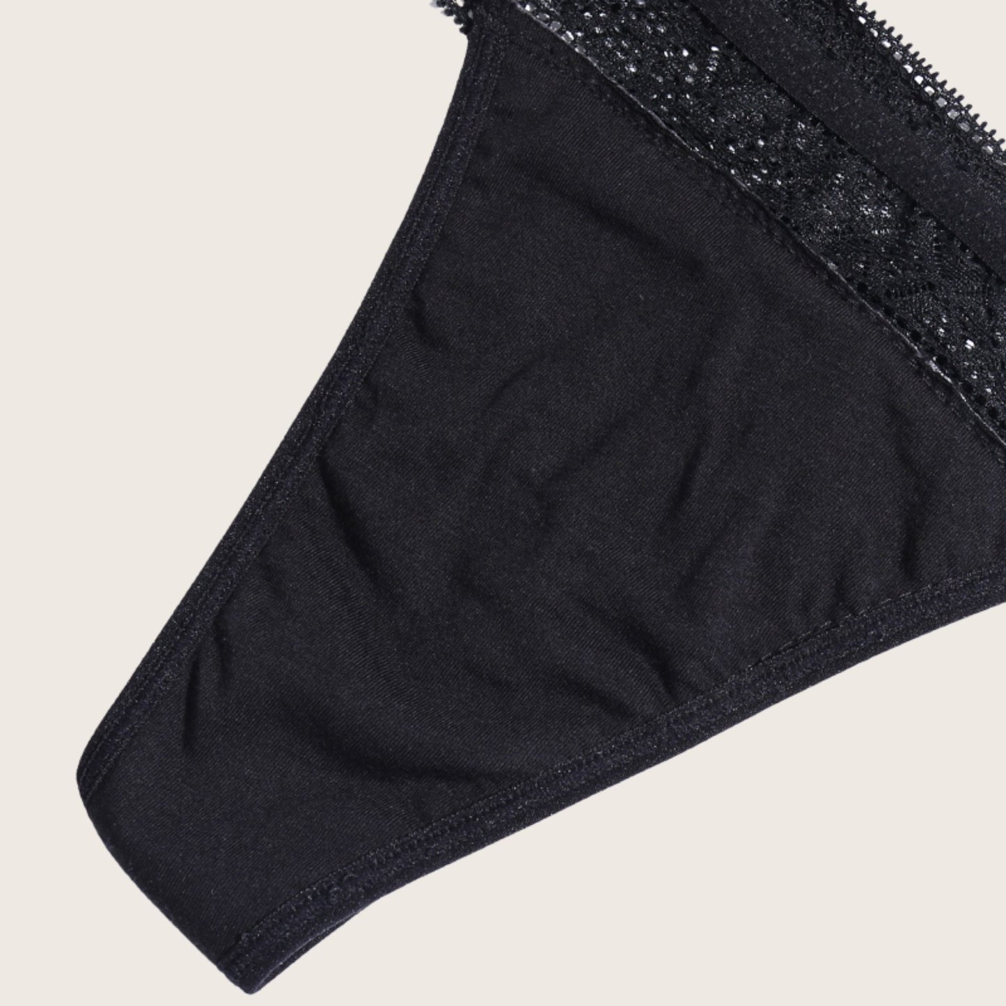 Vue zoom produit du string menstruel avec ceinture dentelle, couleur noire