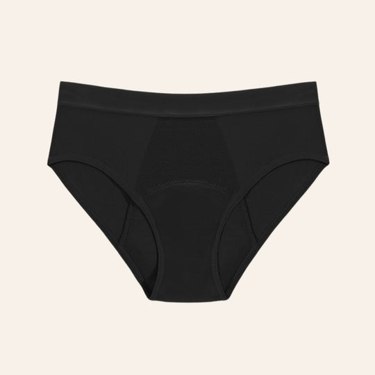 Vue produit à plat de la culotte menstruelle en fibre de bambou très absorbante, anti odeur, couleur noire