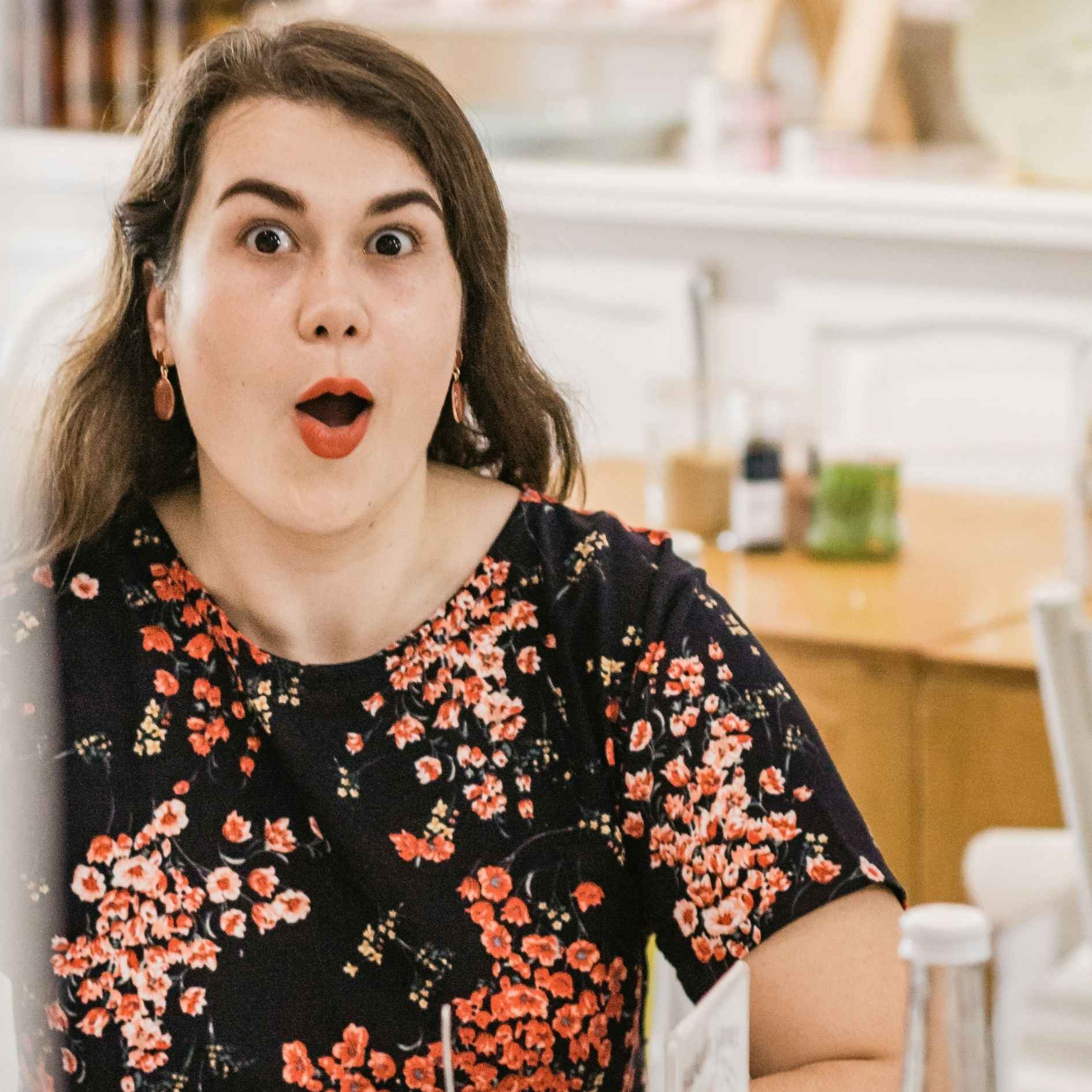 Femme surprise - Retour 30 jours