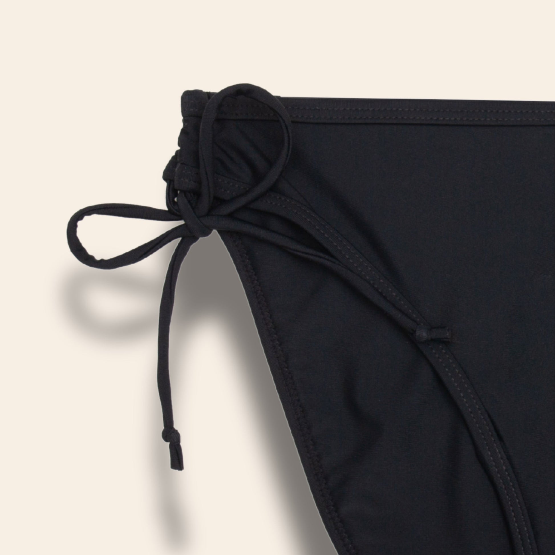 Zoom produit du bas de maillot de bain menstruel bikini liberté avec ficelles réglables et à nouer sur les côtés, couleur noire