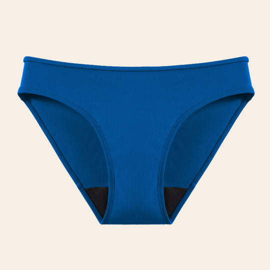 Vue produit à plat du bas de Maillot de bain menstruel le classique, couleur bleue