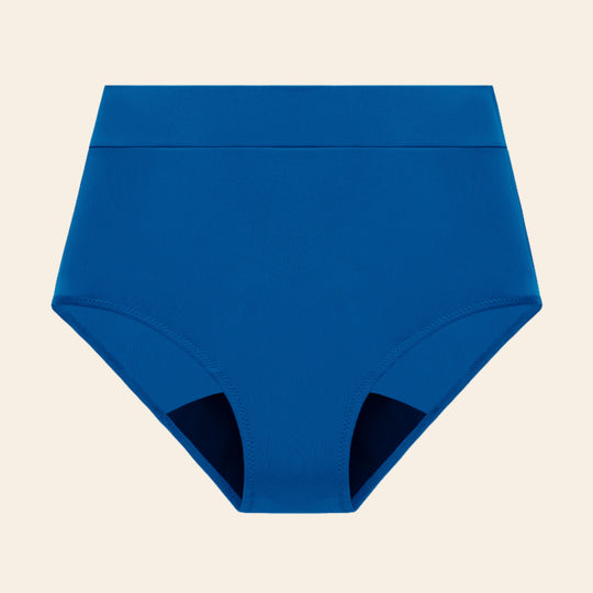 Vue produit à plat du bas de maillot de bain menstruel taille haute, couleur bleue 