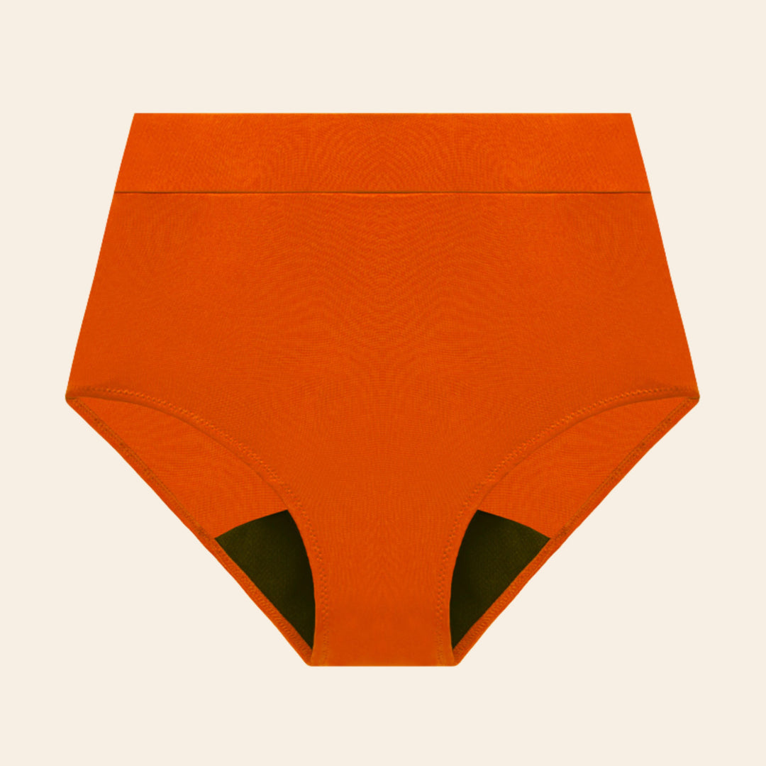 Vue produit à plat du bas de maillot de bain menstruel taille haute, couleur orange 