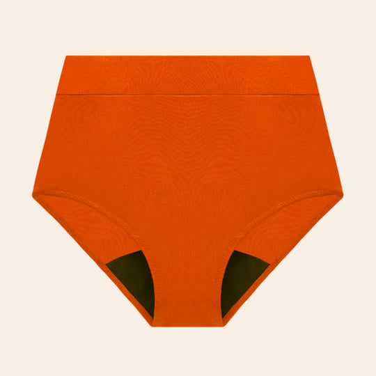 Vue produit à plat du bas de maillot de bain menstruel taille haute, couleur orange 