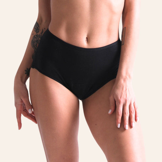 Vue avant du shorty menstruel noir TabooPlus en fibre de bambou, ultra-confortable pour une protection jour et nuit.
